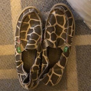 Giraffe print Sanuks